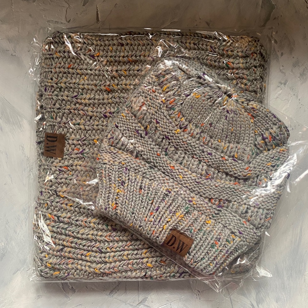 NWT Hat & Scarf Set in Gray